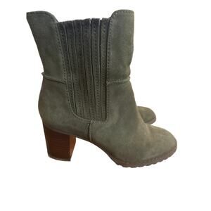 Women’s Circa by Joan & David Green Suede Chelsea Boots. Size 7.5